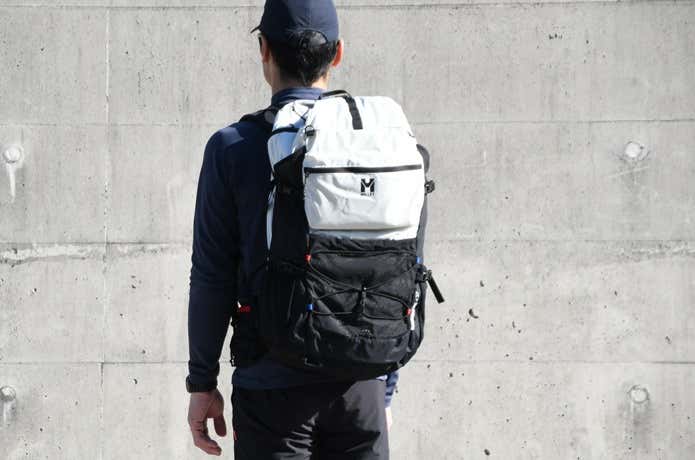 ミレーのクンブ マウンテン クルーズ 37ザックを背負った男性