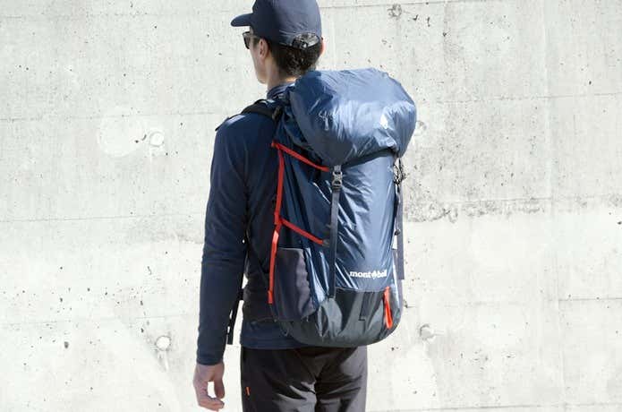 mont-bellのアルパイン ライトパック 50を背負った男性