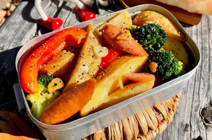 メスティンレシピ / ソーセージとポテトのガリバタ炒め