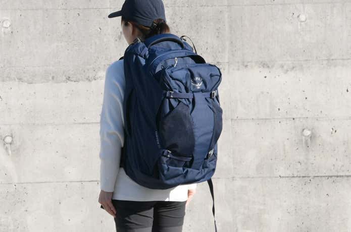 オスプレーのフェアビュー55トラベルパックを背負った女性