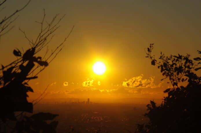 高尾山からのぞむ日の出
