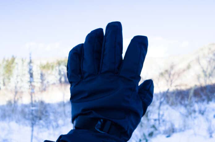 山の景色と手袋