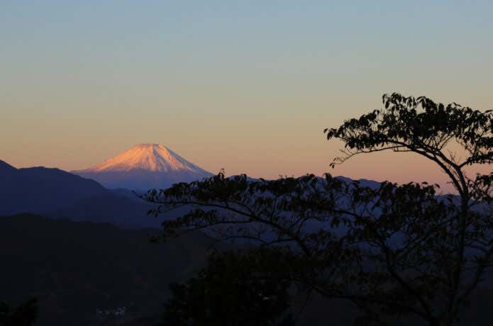朝日で赤く染まる富士山