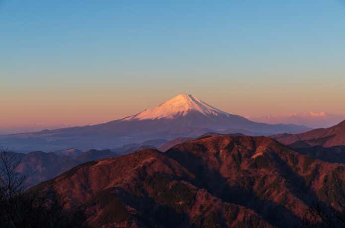 朝日で染まる富士山