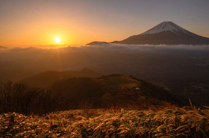 竜ヶ岳からながめる日の出