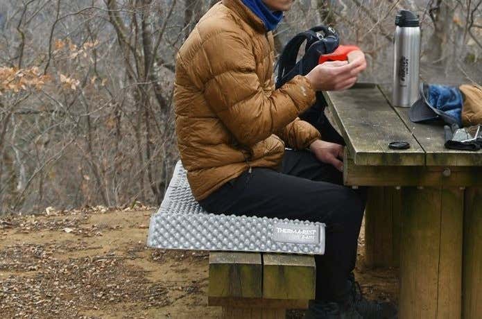 冬山の休憩シーン　腹巻きをしているのでお腹が冷えにくい