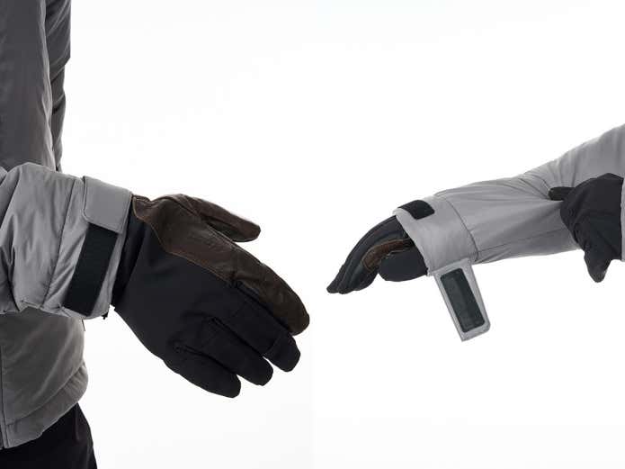 グローブの上からも着脱しやすい、広めの開口設計