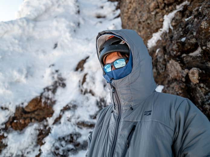 頭部全体を包み込む大型設計。顔周りの調整が可能なドローコード付き