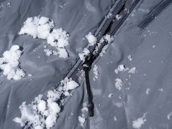 氷点下でも凍結しにくいビスロンファスナーを使用。
