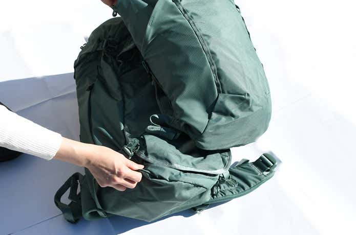 THULE｜Landmark デイパックを取り外しているところ