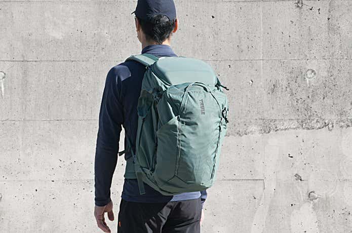 THULEのLandmarkというバックパックを背負った男性