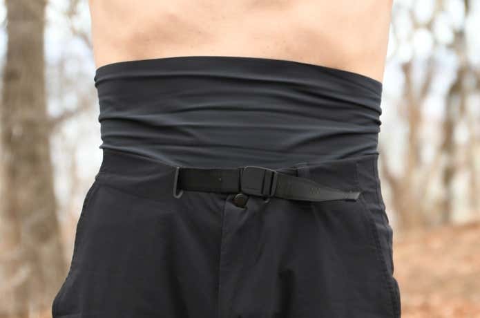 寒い山中でサーモスの腹巻きを素肌の上に着用しているところ