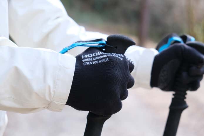 トレッキングポールを握った手元