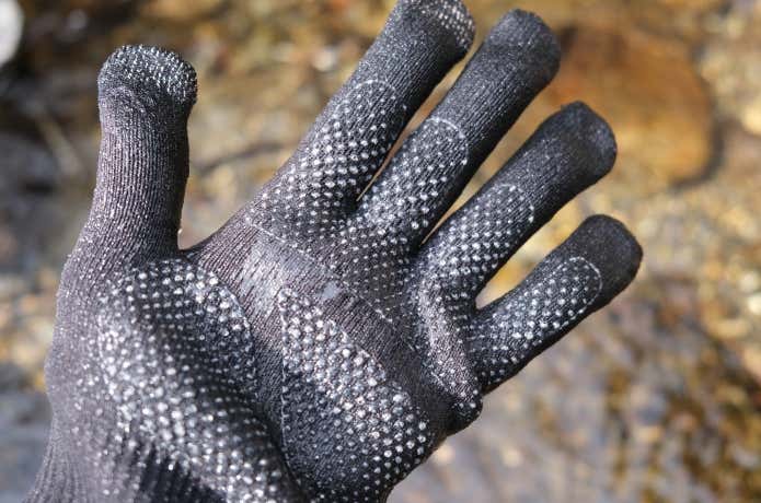 表面のニット生地が濡れた様子