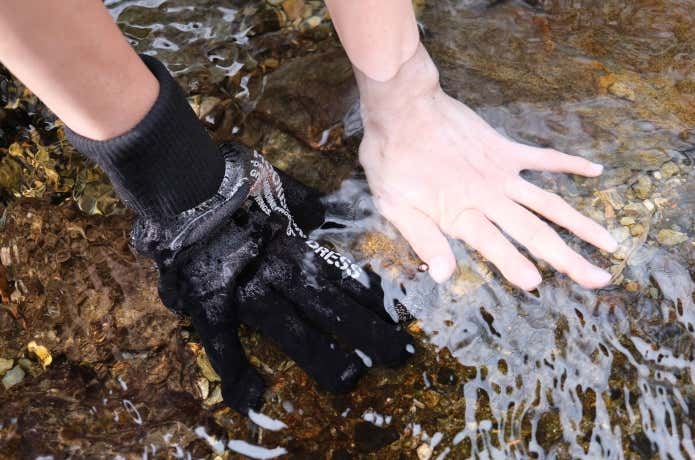 DRESSのグローブをつけたまま沢に手を入れた様子