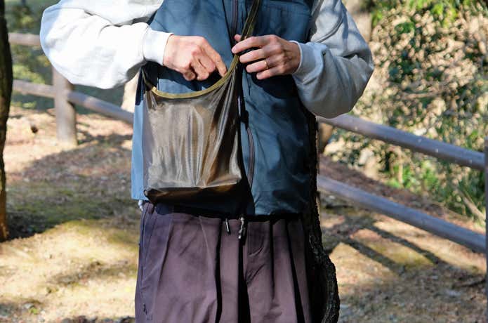 モンベルのショルダーバッグを着用している人