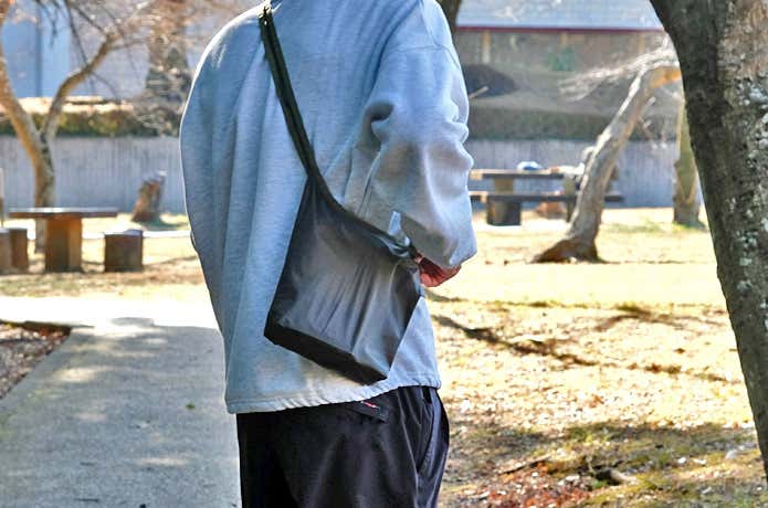 モンベルのショルダーバッグを着用している人