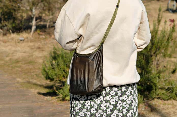 モンベルのショルダーバッグを着用している人