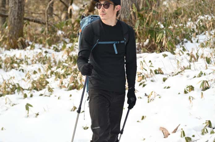 「メリノウール×ブレスサーモ」を着用する登山者