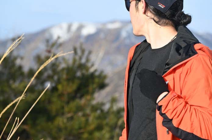 「メリノウール×ブレスサーモ」を着用した登山者