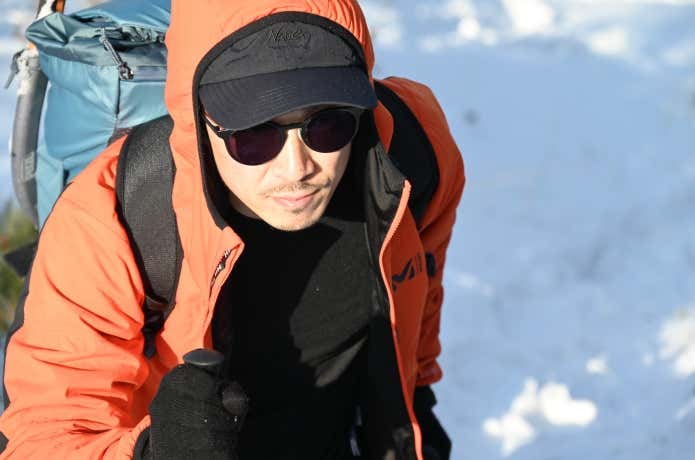 「メリノウール×ブレスサーモ」を着て山を歩く人