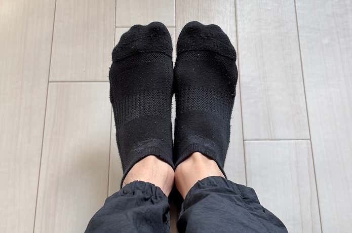 靴下を履いた足元