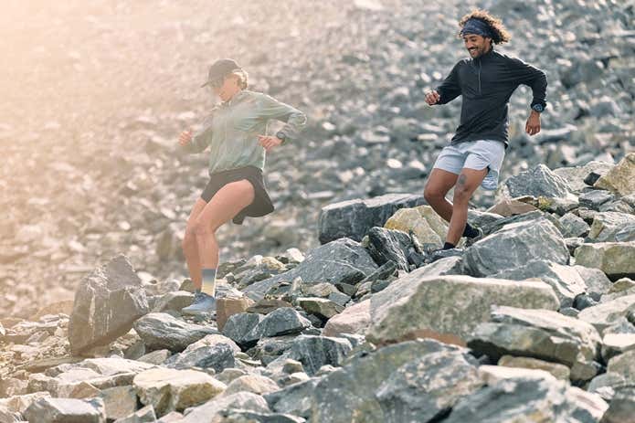 斜面を下るランナー二人