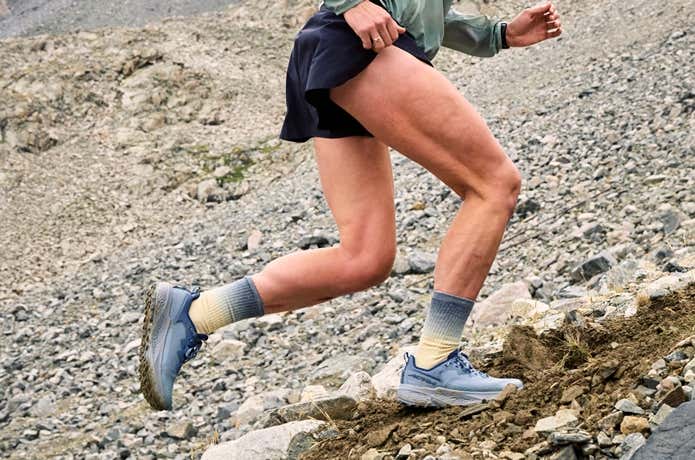 岩をかけ上がるランナー