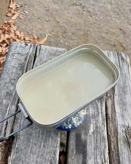 ①メスティンに米・水・コンソメを入れる。コンソメは手で砕いてOK。

②中火にかけて加熱する。沸騰したら弱めの中火にし、5〜7分ほど炊く。ふたは半開きがおすすめ。米がアルデンテ（芯が少し残る）くらいでOK。

③白ワインを入れてひと混ぜする（アルコールを軽く飛ばすイメージで30秒ほど）。