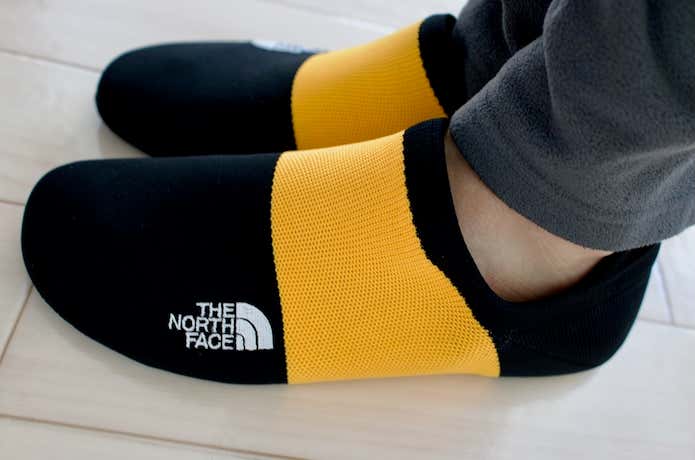 ソリッパーを履いた足元