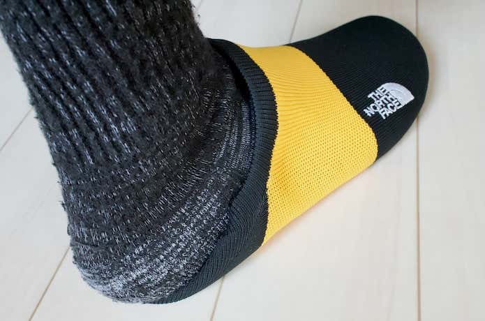 踵を踏んで履いた様子