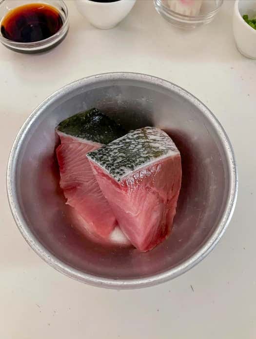 ①ブリを食べやすい大きさに切り、塩（分量外）を振って臭みを取る。水分が出たら、キッチンペーパーふき取る。