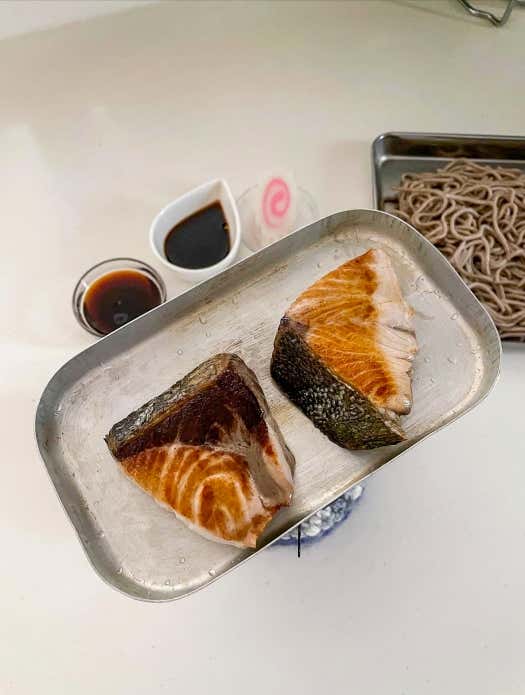 ②メスティンのふたでブリを焼き、焼き肉のたれを絡める。