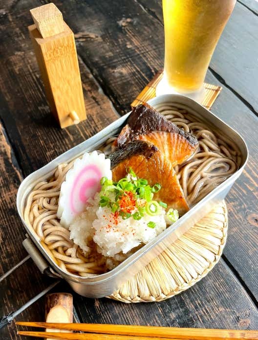 ③メスティンにめんつゆ、水を入れ沸騰させる。

④煮立ったらそばを入れて煮込む。

⑤最後にぶり、大根おろし、なると、ねぎを入れて出来上がり。