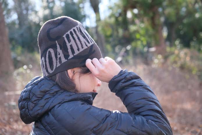 ロゴビーニーをかぶった登山者