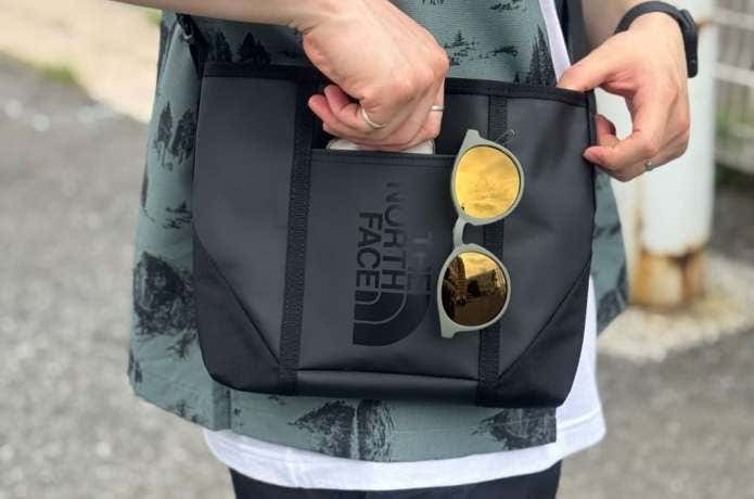 アウトドア向けのザ・ノース・フェイスのショルダーバッグ