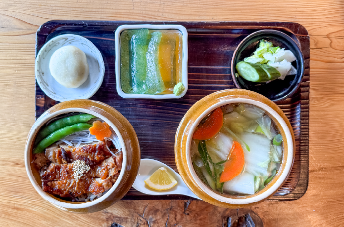 鶏ごぼう釜めしセット(鶏ごぼう釜めし、水たき、漬物、刺身コンニャク、甘味一品)