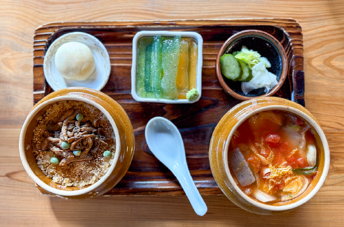 きのこ釜めしセット(きのこ釜めし、トマト水たき、漬物、刺身コンニャク、甘味一品)