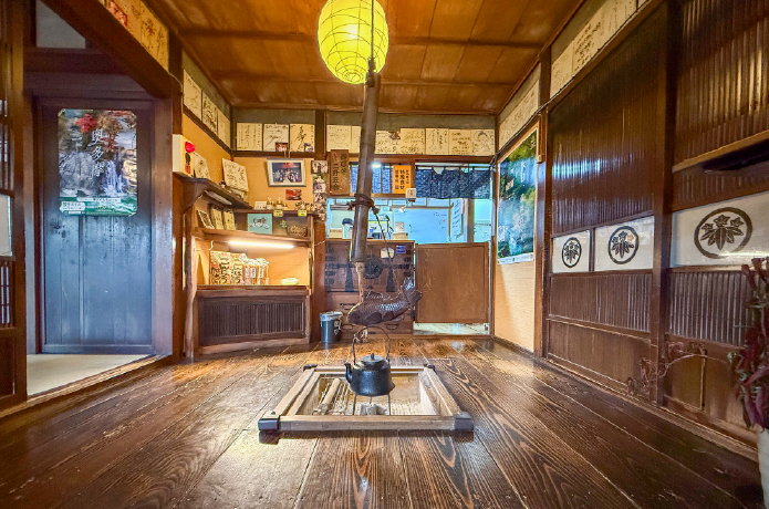 板の間の上の囲炉裏