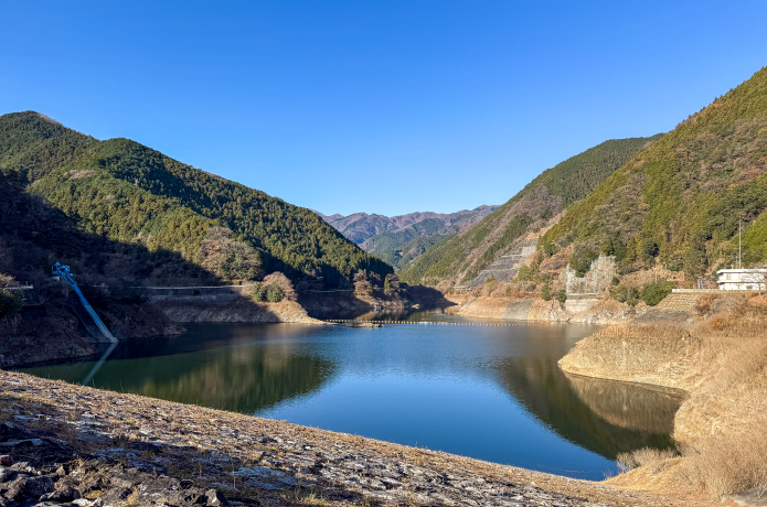 ダムから眺める名栗湖