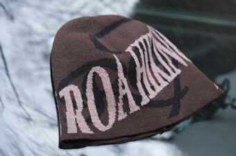 アウトドアブランドのロゴビーニー