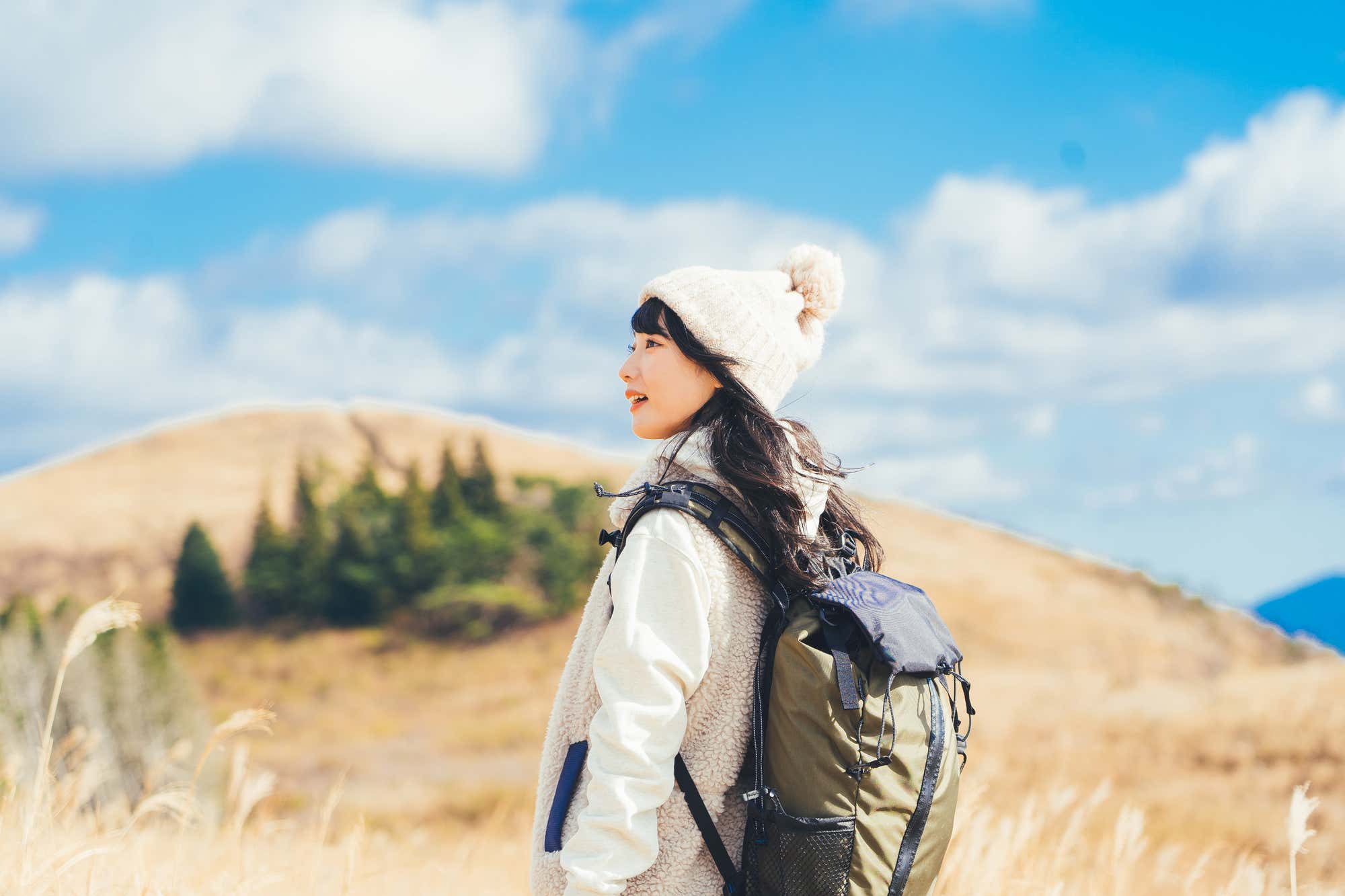 秋冬に山を歩く女性