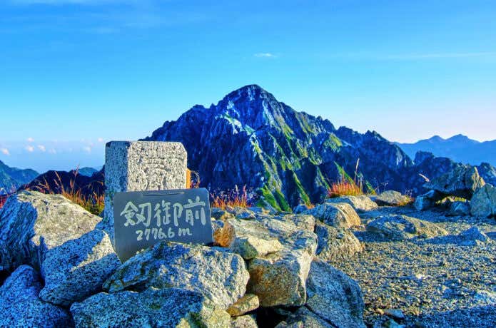 剱岳の手前にある剱御前山頂三角点からの剱岳