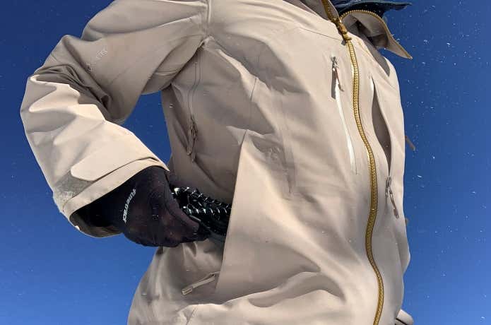 ジャケットのポケットにも収納可能