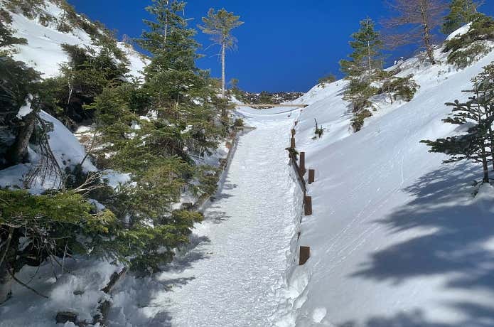 急傾斜の登山道