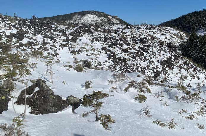岩が露出した雪面