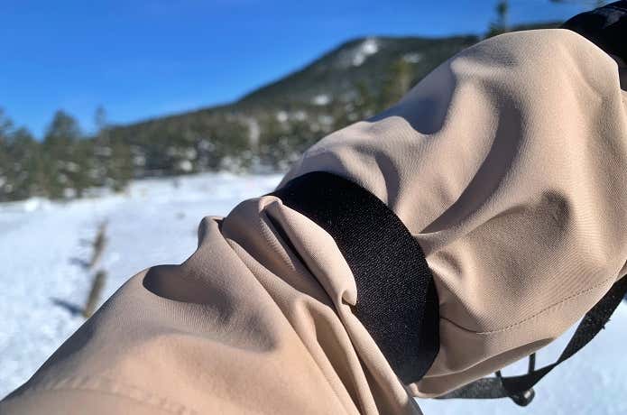 太く伸縮性が高いリストバンド