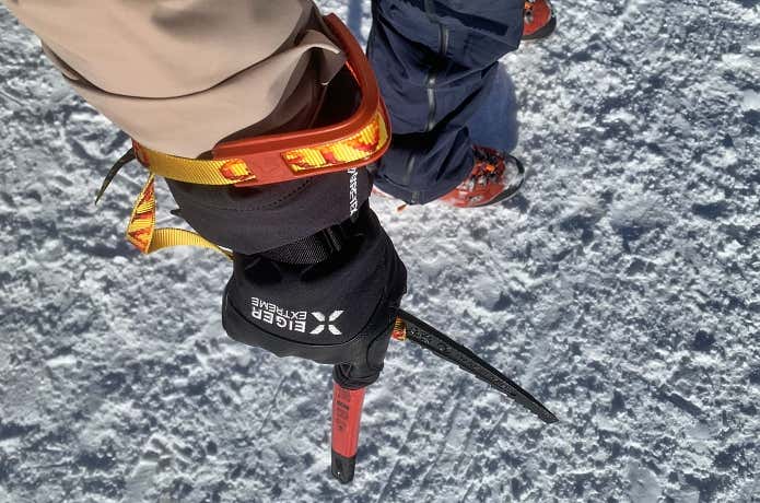 ピッケルを握ると冷えを感じる