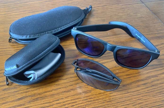 奥にある一般的なサングラス＆ケースと比べると一目瞭然のコンパクトさ