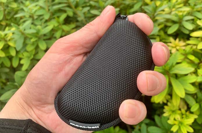 手のひらにすっぽりと収まるケース